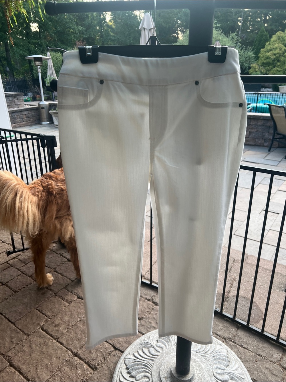 Chico's Off-White Cropped Capris with Faux Pocket Detail